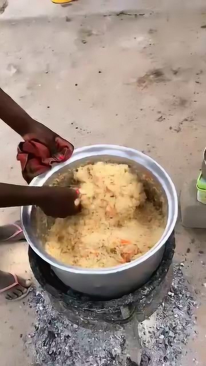 这就是非洲的炒米饭我只想说这得多久才能炒熟
