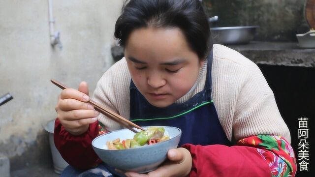 苗大姐肉顿蜂窝菌,加上蒜粒不怕中毒,太香,夹了好几次菜