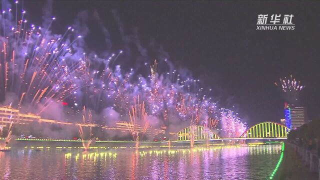 (浏阳)国际花炮节:水上组合烟花惊艳绽放