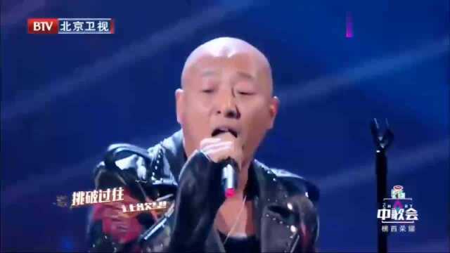 周晓鸥精彩演唱一首《戈壁天堂》,尽显摇滚风,听了一遍还想听!