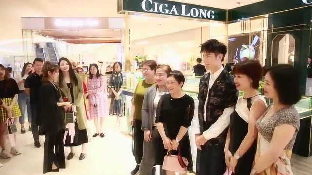 龙梓嘉珠宝品牌长沙IFS店开业 青年演员王嘉出席