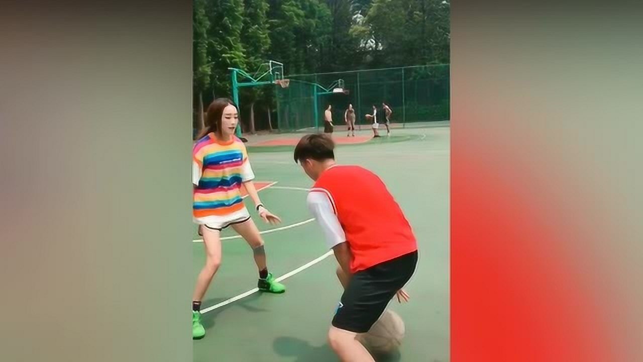 小伙子从美女的胯下钻过去还好她穿的是裙子