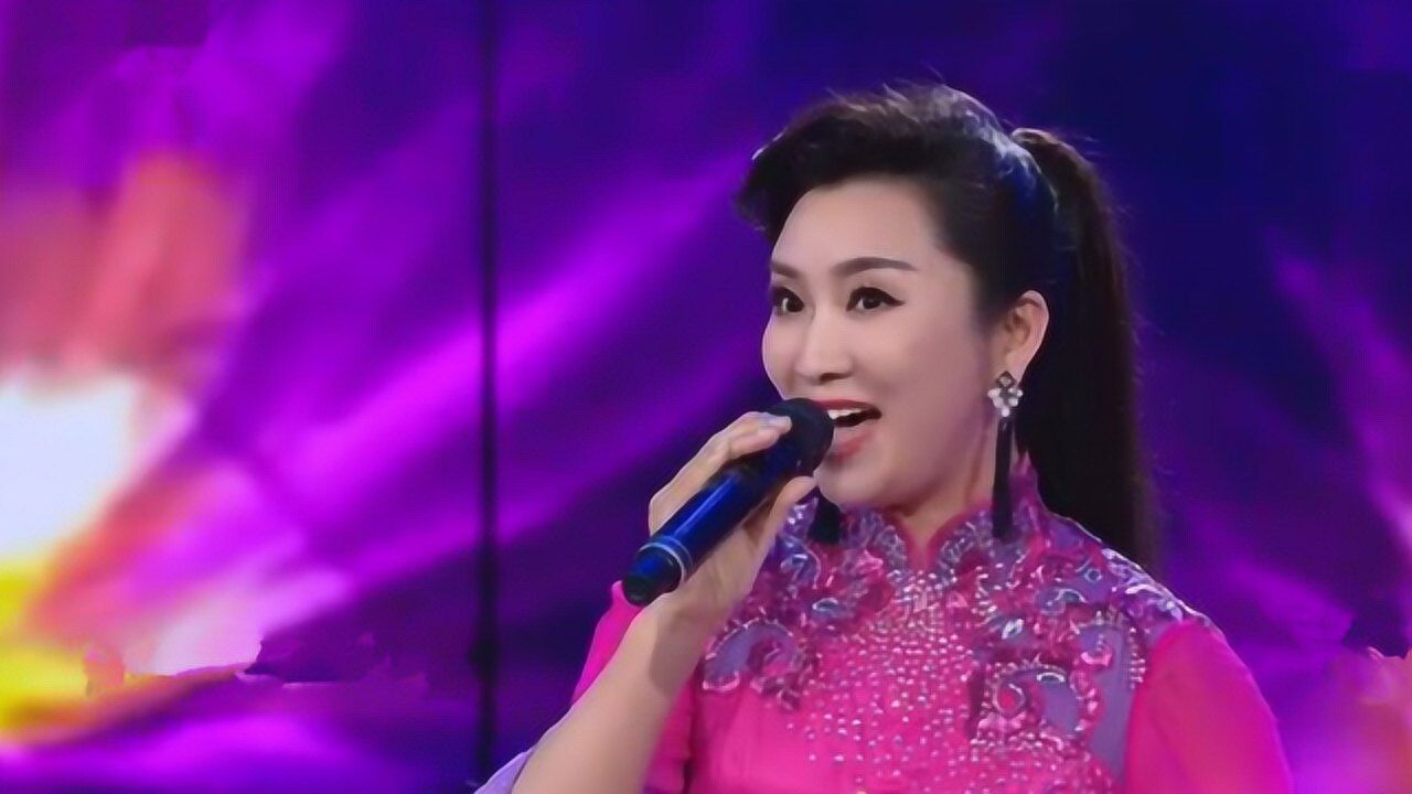 美女歌手王娜演唱《洪湖水浪打浪》,歌声甜美,迷人动听