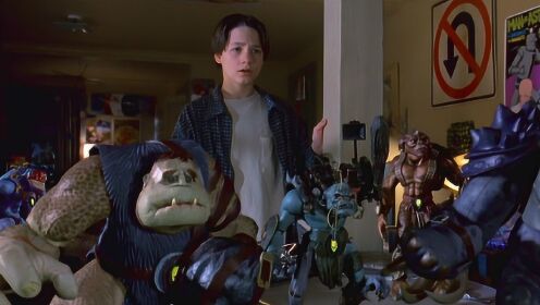 男孩买了一堆兽人玩具，他们突然拥有自我意识，一部科幻动作电影