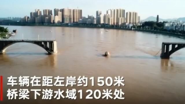 广东河源一大桥突然坍塌,两轿车随即落水!