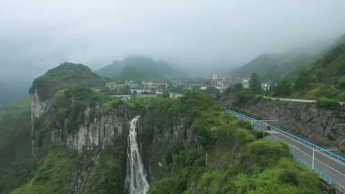 贵州大山一村庄，住在悬崖上，村前就是瀑布，有山有水如人间仙境