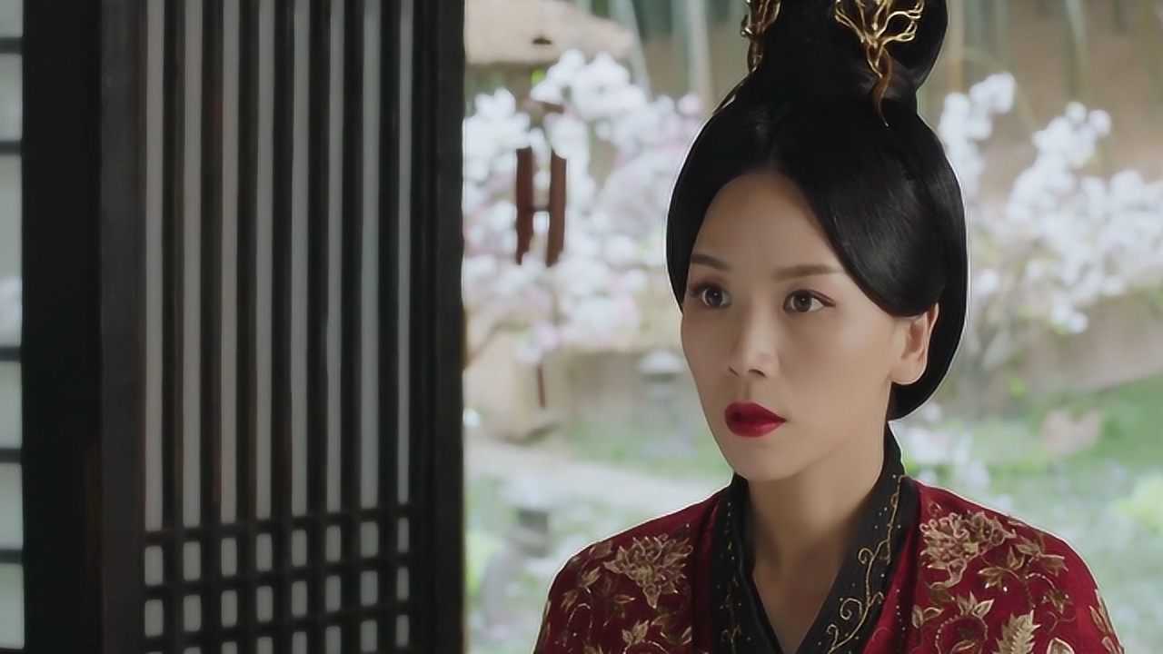 凤弈:皇后看到屋内摆设似乎想起了什么,眼中饱含泪珠