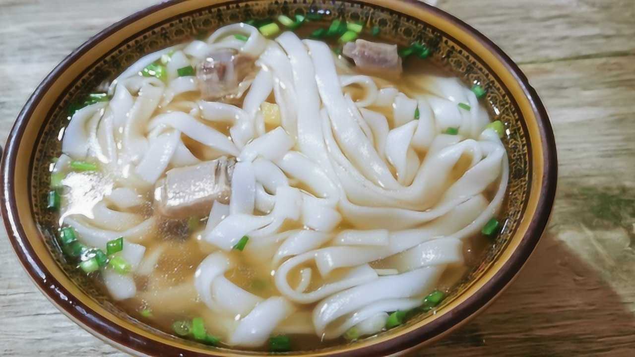 岳阳火车站附近吃的排骨汤粉,里面有5块排骨,才8块钱,还不错