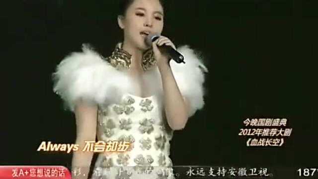 刘筱筱活力十足现场演唱《绿光》,还不忘配上踢踏舞