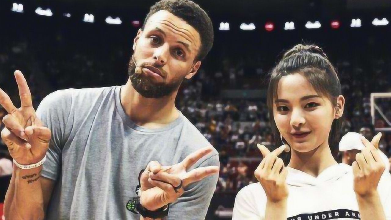 英雄难过美人关!杨超越和库里跨次元同框,两人热聊不断比心合照