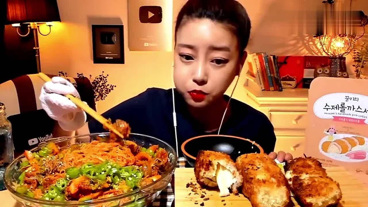 韩国大胃王美女,直播吃热狗和拌面,看她大口的吃自己都饿了!