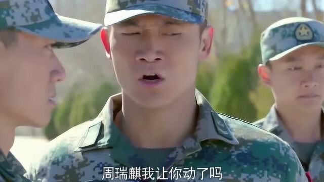 滑头兵和新兵被老兵刁,故意找茬罚他们,滑头兵气的埋怨,笑喷了