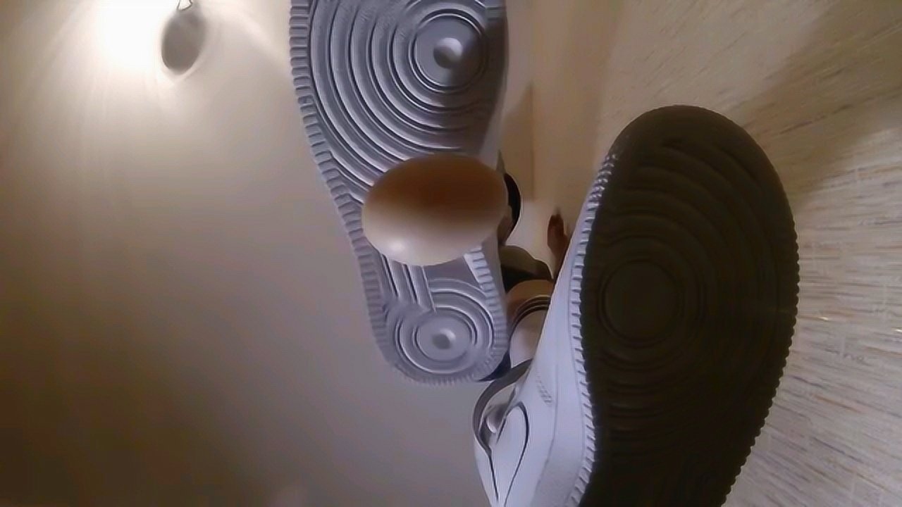 美女运动鞋底踩鸡蛋hhhhhh1_腾讯视频