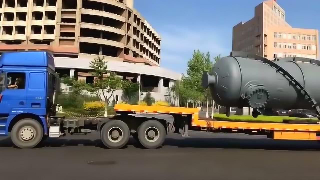 17米平板半挂车挑战超长大货,这真是技高人胆大啊!