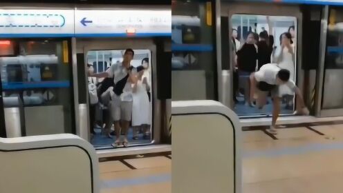 霸气！外籍男子故意阻挡地铁关门，黑衣女子看不下去一脚踹飞