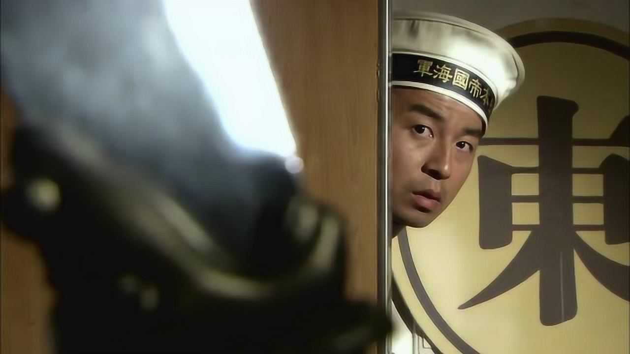 飞哥大英雄梁飞乔装打扮进入船舱竟然发现了小野的刀在船上