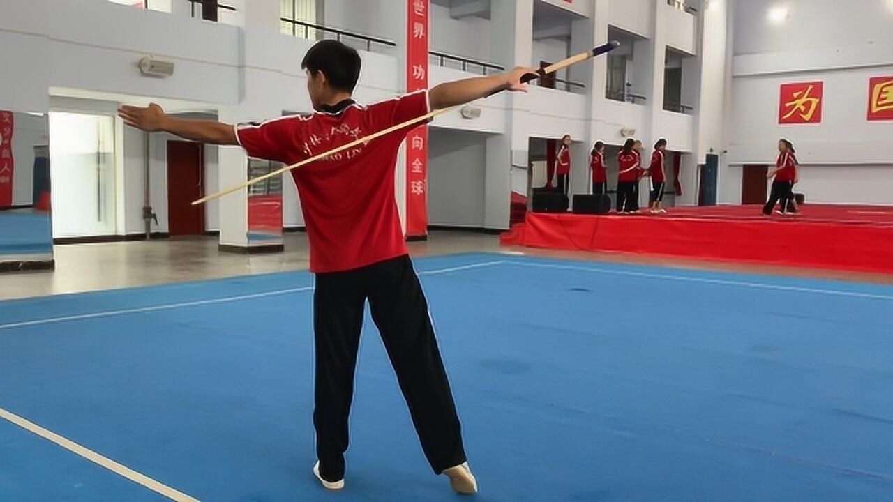 塔沟武校从他的棍法不难看出以前肯定是位斯诺克高手