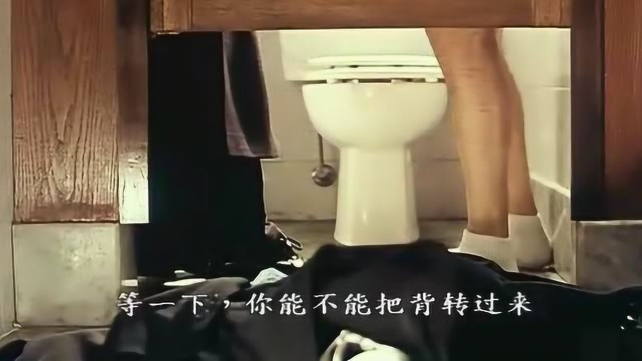 男子被骗到厕所里面，穿着女孩的衣服，不料女孩把衣服拿走了！_腾讯视频