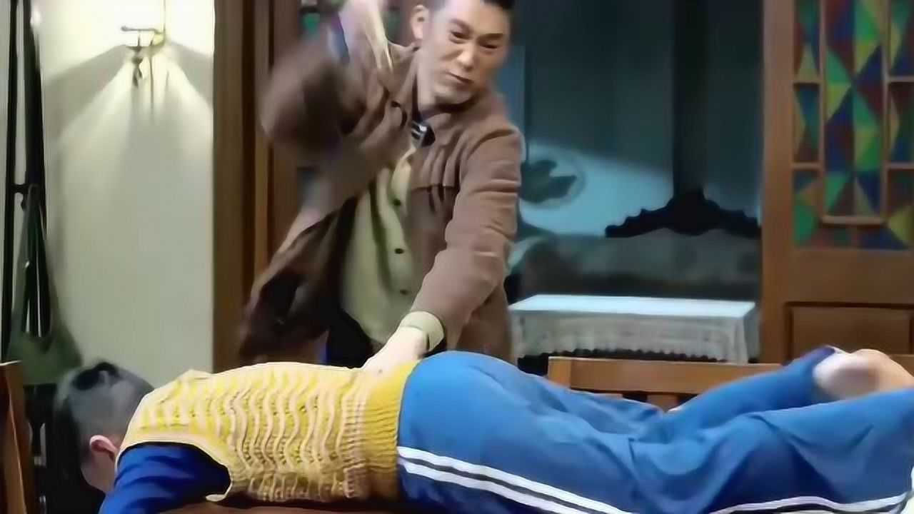 小孩被抓到偷东西,爸爸追到直接按桌上打屁股