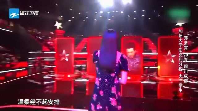 《中国好声音》邓紫霄演唱《因为爱所以爱》, 谢霆锋出乎意料最后一刻才转身