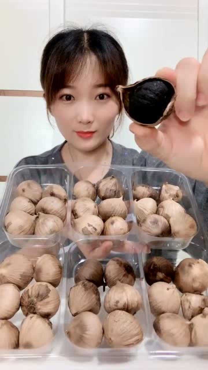 小姐姐,你这是把黑蒜当零食了吗,每天都要来上几颗