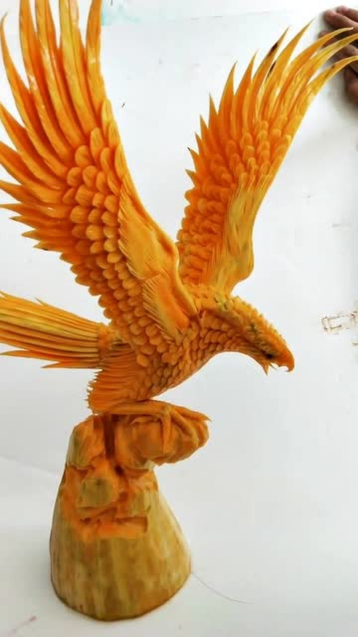 民间高手系列,厨师用南瓜雕刻的老鹰,这熟练的操作不愧是手艺人