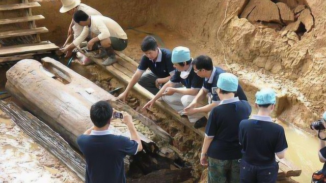 200年前清朝古墓出土诡异女尸,打开棺材后,专家看完愣住了!