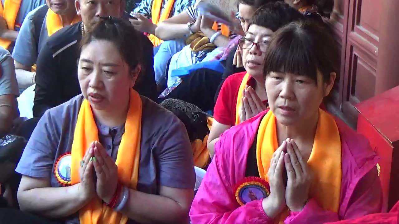 赤称降措活佛带领信众普陀山之行