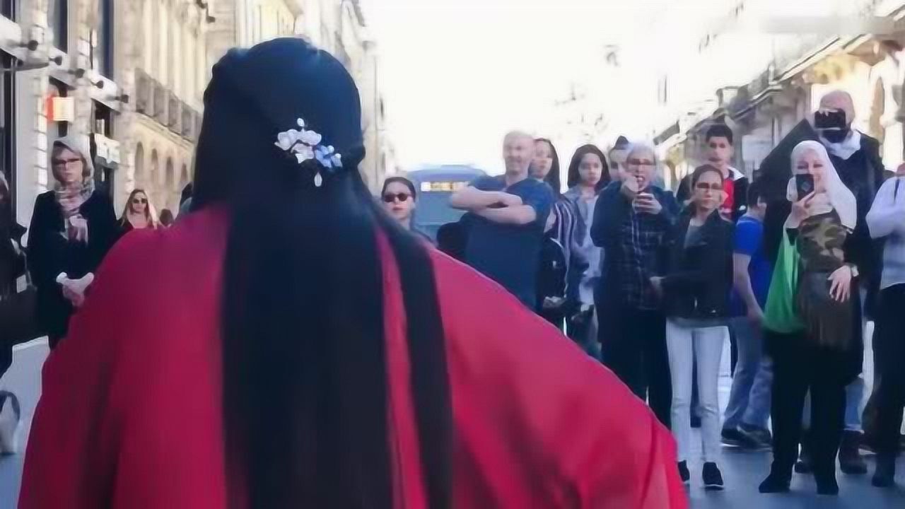 中国小女生在国外街头古筝弹奏《大鱼》，天籁的琴声，好听至极！_高清