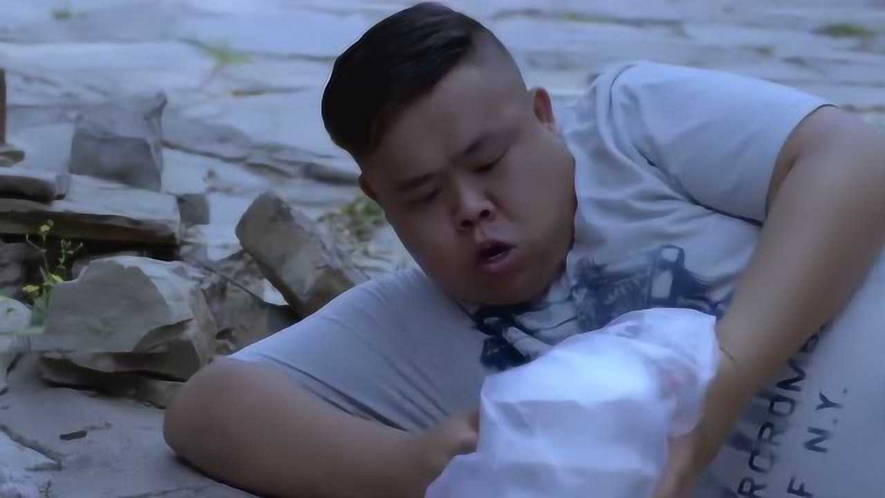 啊父老乡亲二愣拿着一堆饭就是跑结果还摔倒了