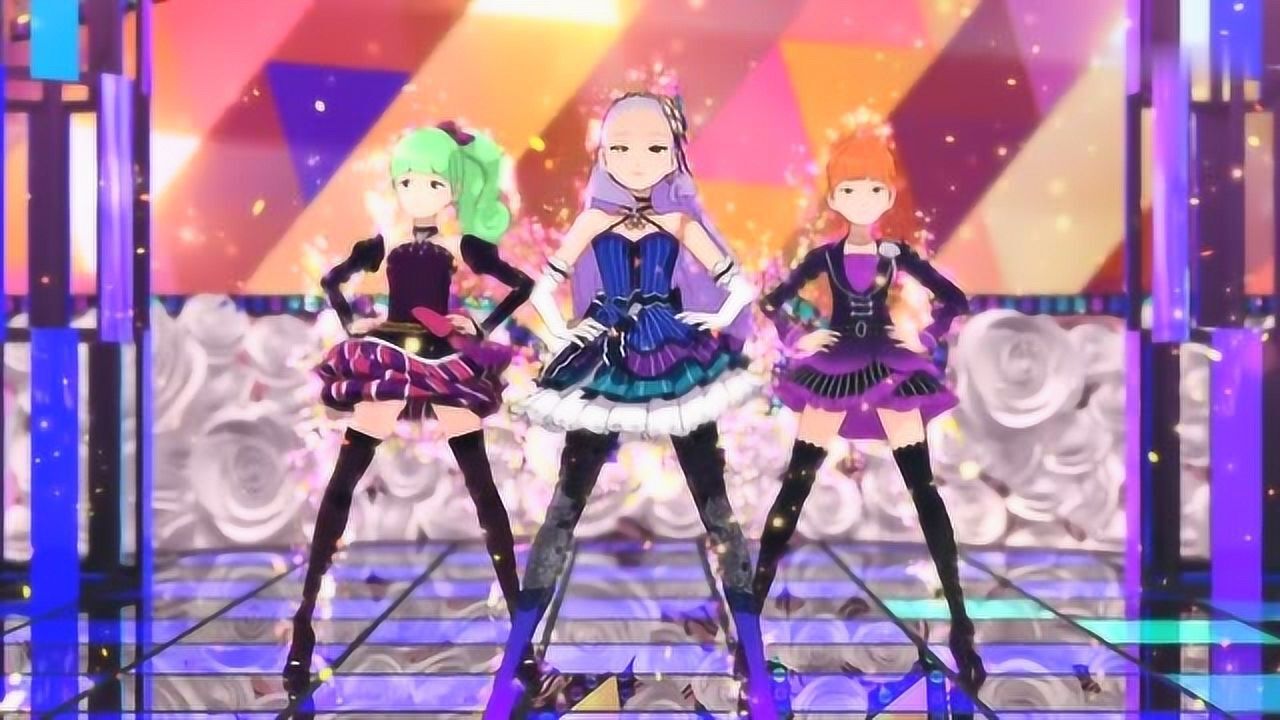 菲梦少女黛嘉丽林莉莉宁雪艳三个人在舞台上跳舞动作很一致