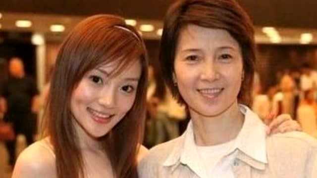 她是李小璐母亲 曾比刘晓庆还红 二婚嫁导演被独宠40年!