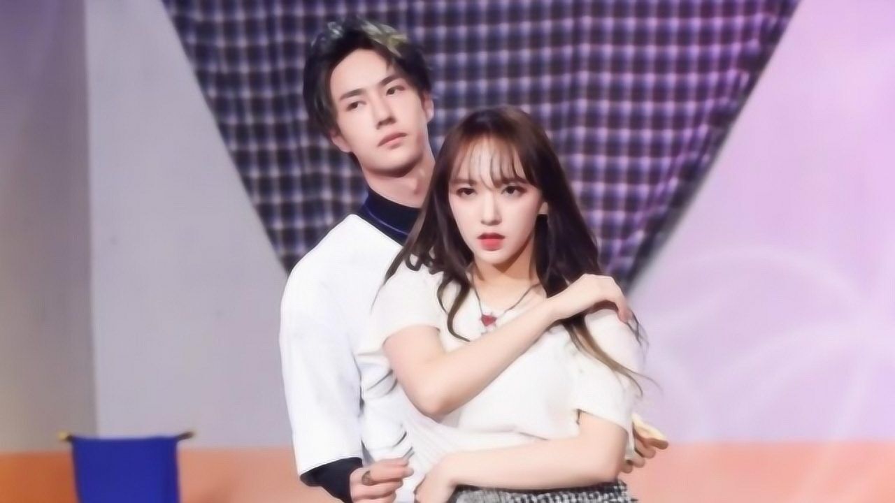 王一博公主抱程潇,谁注意到程潇的反应?网友:关系一目了然