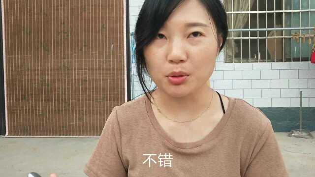 小八第一次吃这么大的猪头,猪脑味道会如何呢?