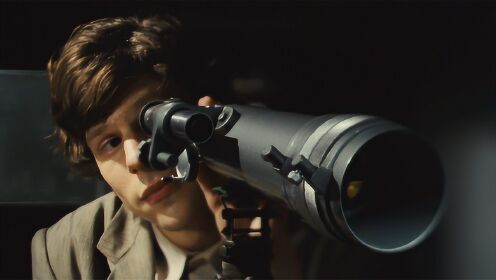 悬疑电影：胆小懦弱的男孩，喜欢用望远镜看对面楼的女孩