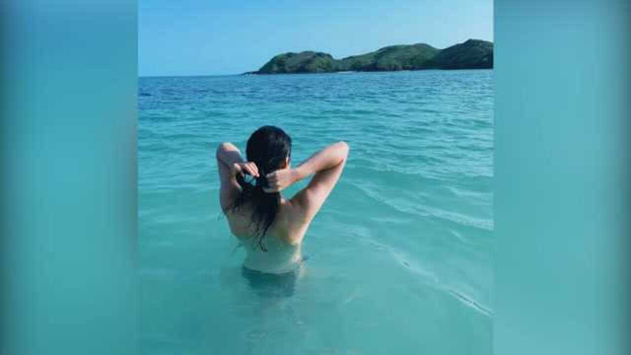 实在控制不住了！女神主持张曼源“真空”海滩，太大胆了！_高清