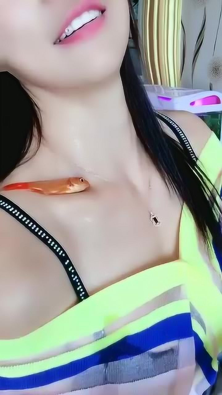 美女是位高手锁骨上养了条大金鱼这点水也不够鱼喝的啊