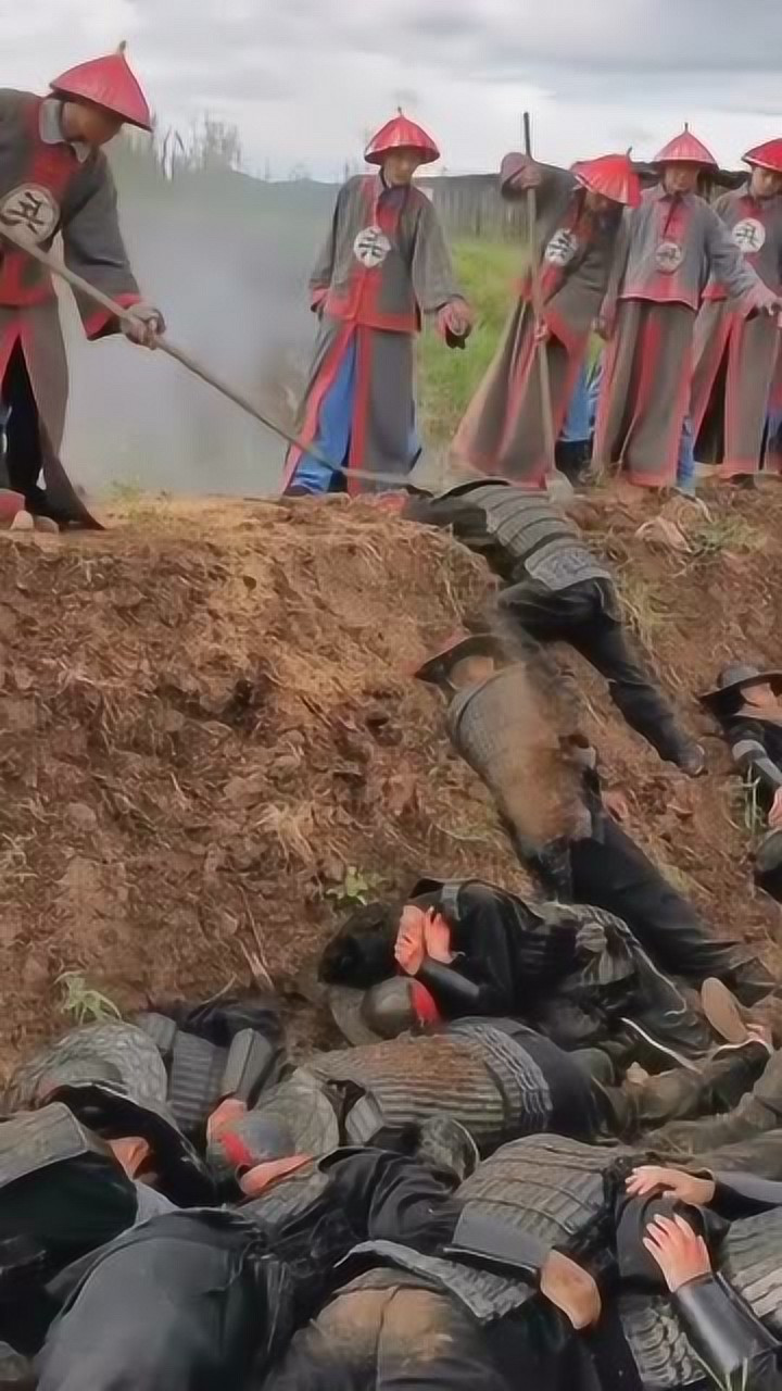 原来古装剧里埋人戏是真埋啊演员脸上耳朵里都是泥土