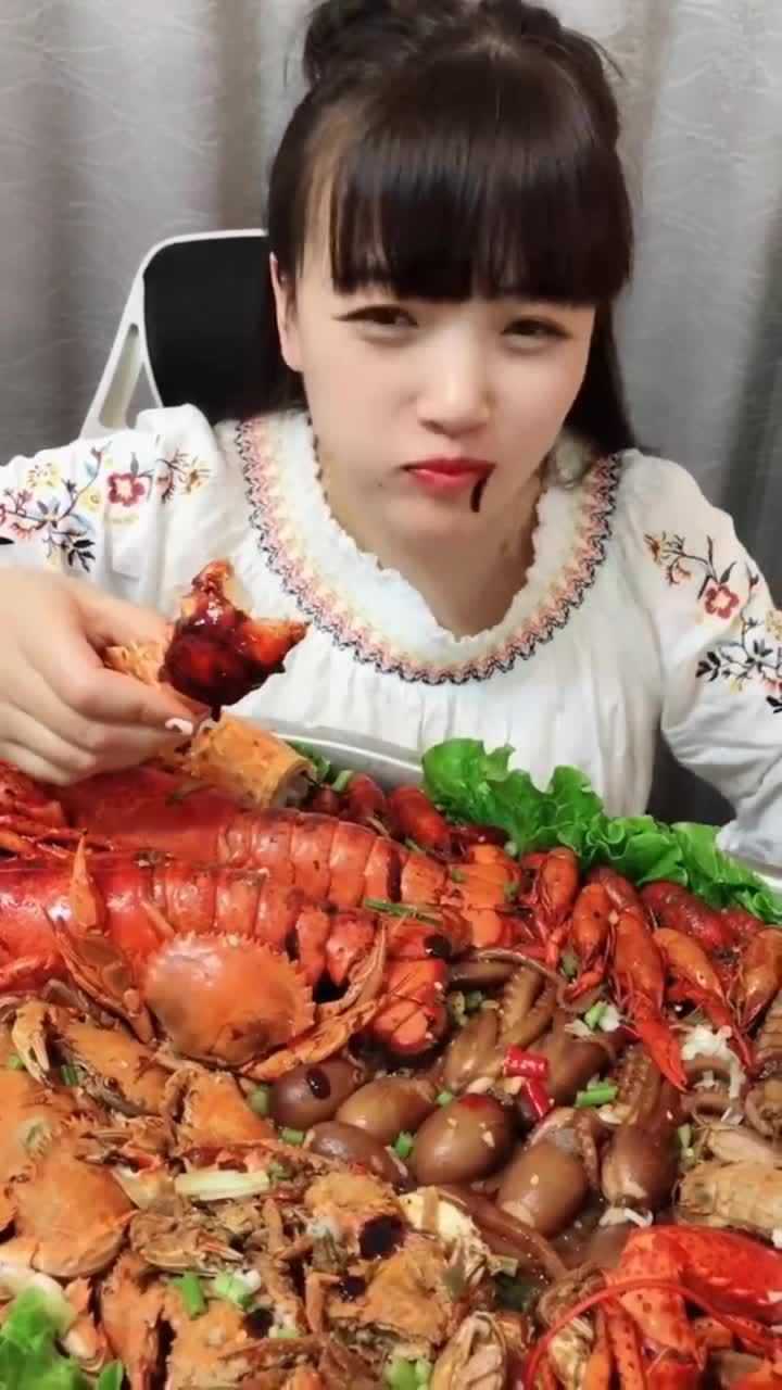 美女直播吃龙虾尾看着还挺有胃口的你们有吃过吗