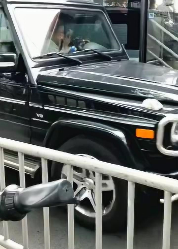 漂亮小姐姐单手开"大g"!公交车看了都要停下