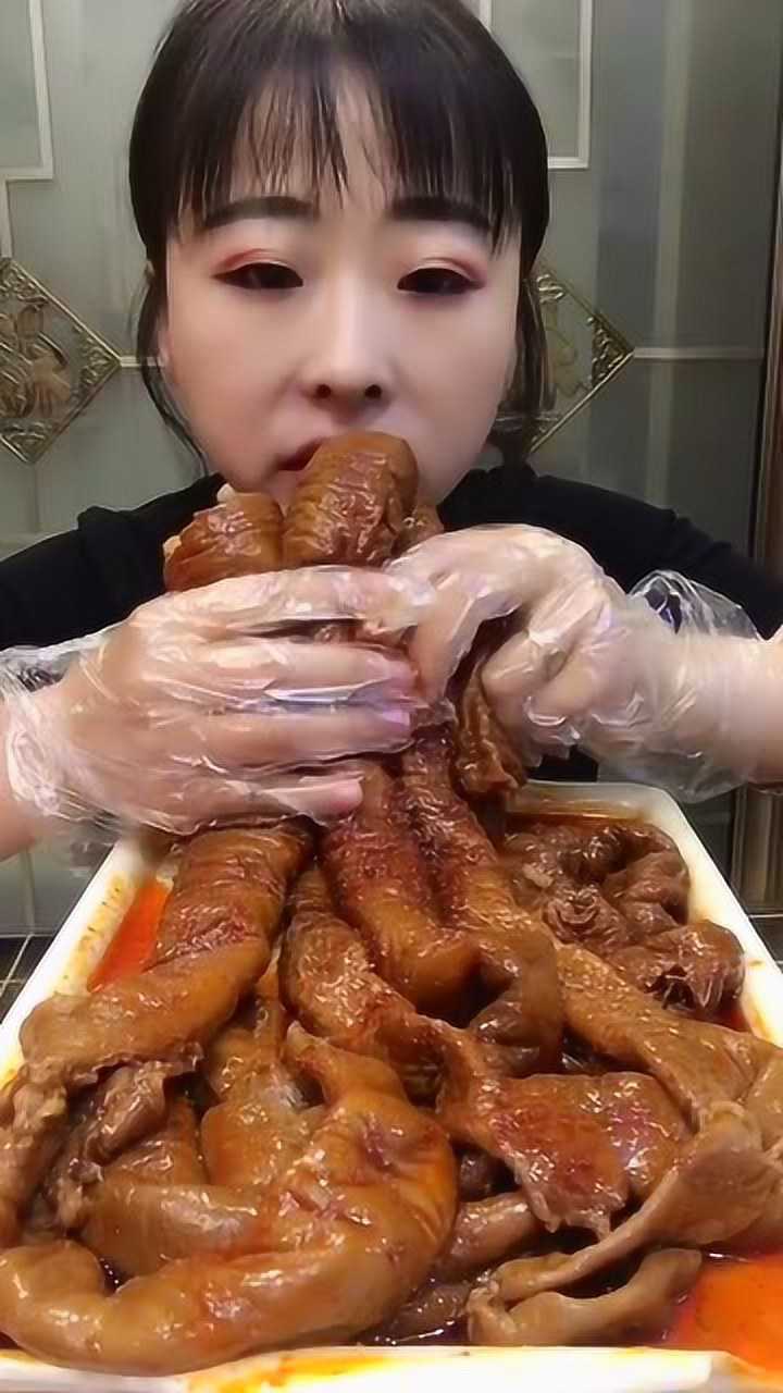 美女直播了,拿起来大蒜就开吃,就好像好像大风刮来的一样!