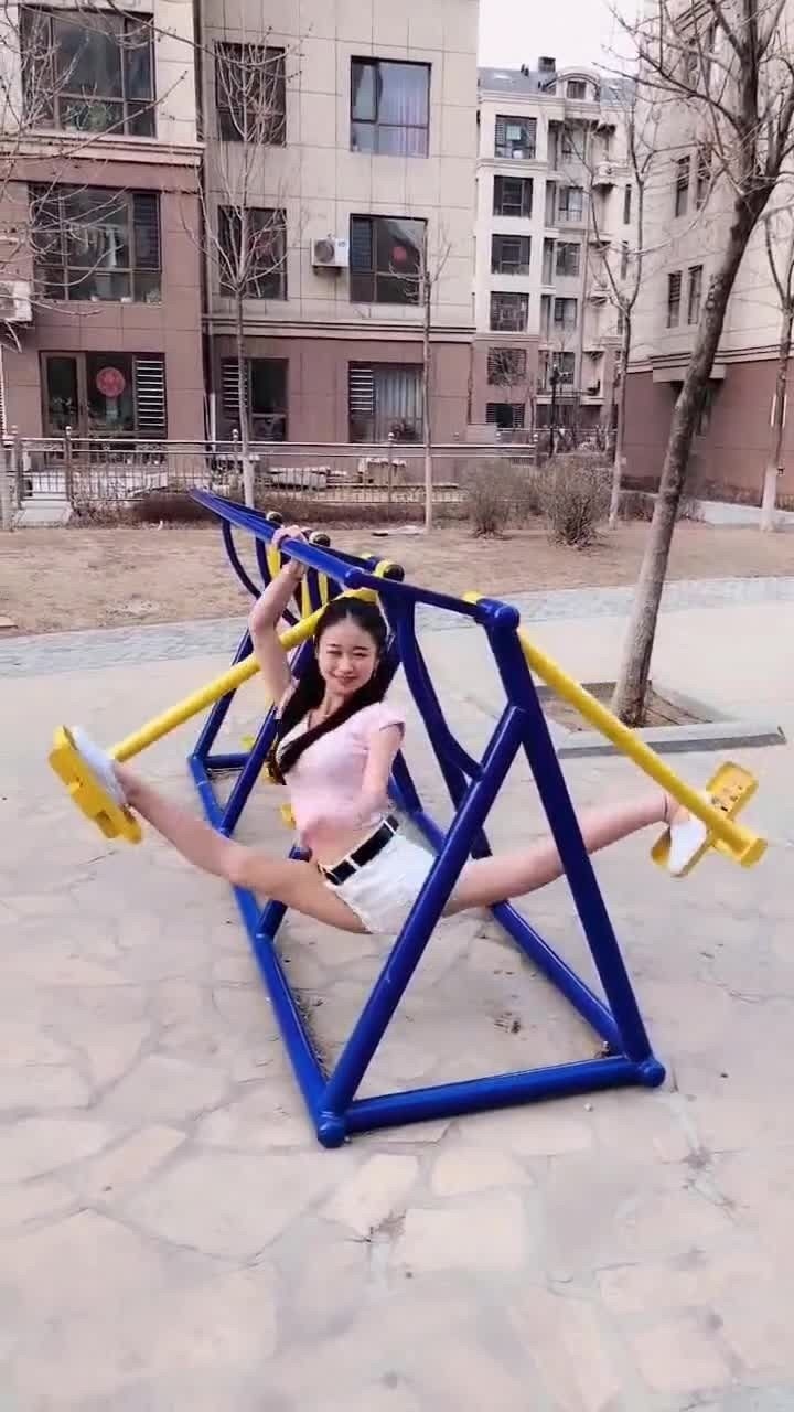 户外表演一字马小美女是练过瑜伽吧娶到她估计做梦都会笑