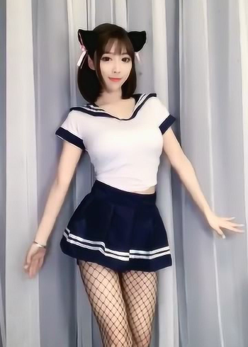 美女穿校服跳舞这衣服太配渔网袜了