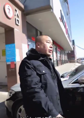 刘闯保安全集董事长疫情做保安被经理老婆豪车女打耳光