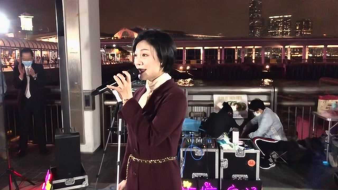 女歌手龙婷演唱《我只在乎你》歌声好听,众人围观