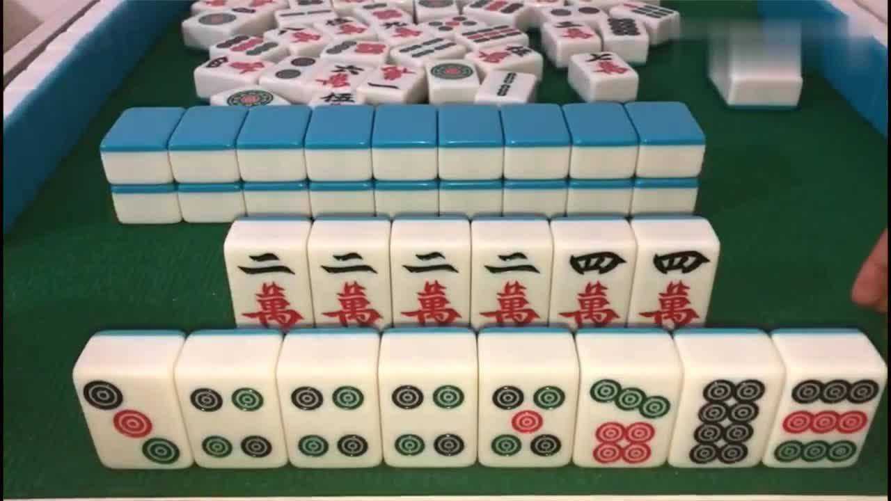 小伙打麻将杠上花都不胡牌还要接着开杠原来是最后有一手