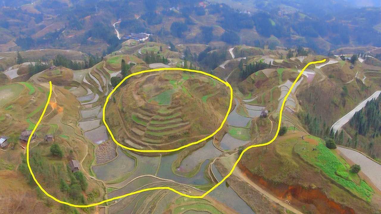 龙脉盘旋在大山巨大龙穴在山顶飞龙在天形风水宝地