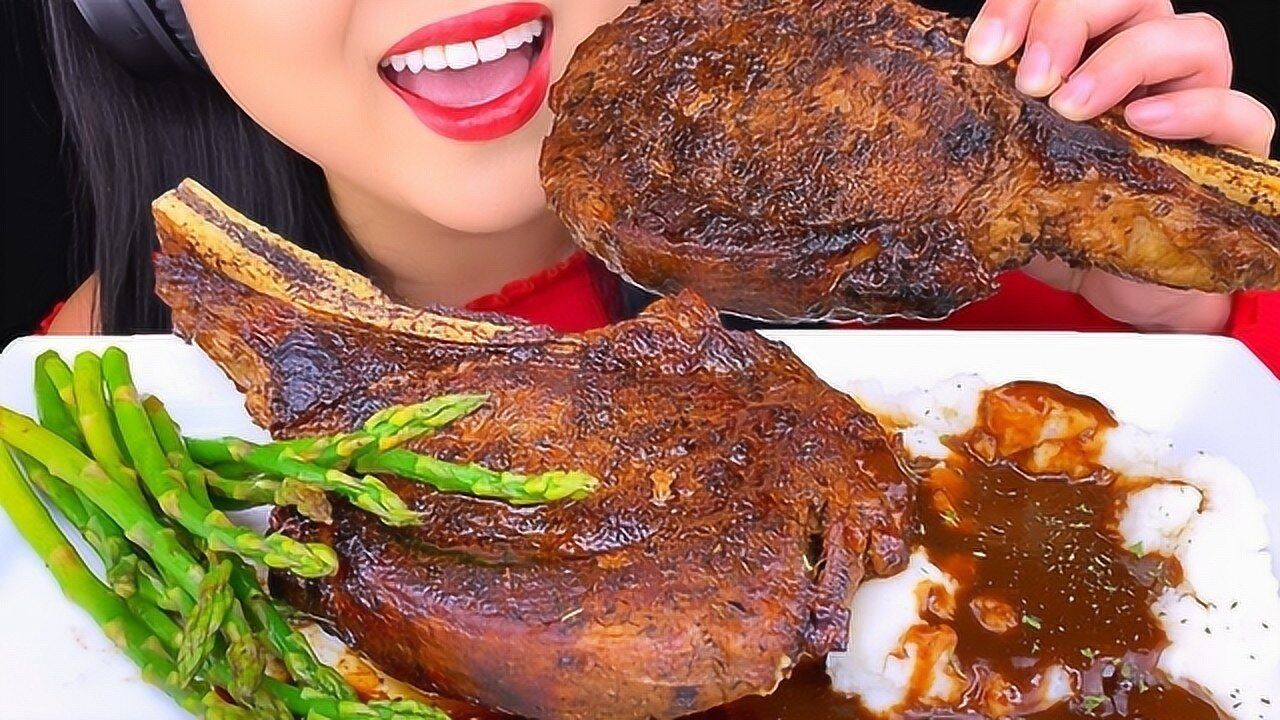 韩国美女吃播声控!七分熟战斧牛排配芦笋,吃得真是太香了!