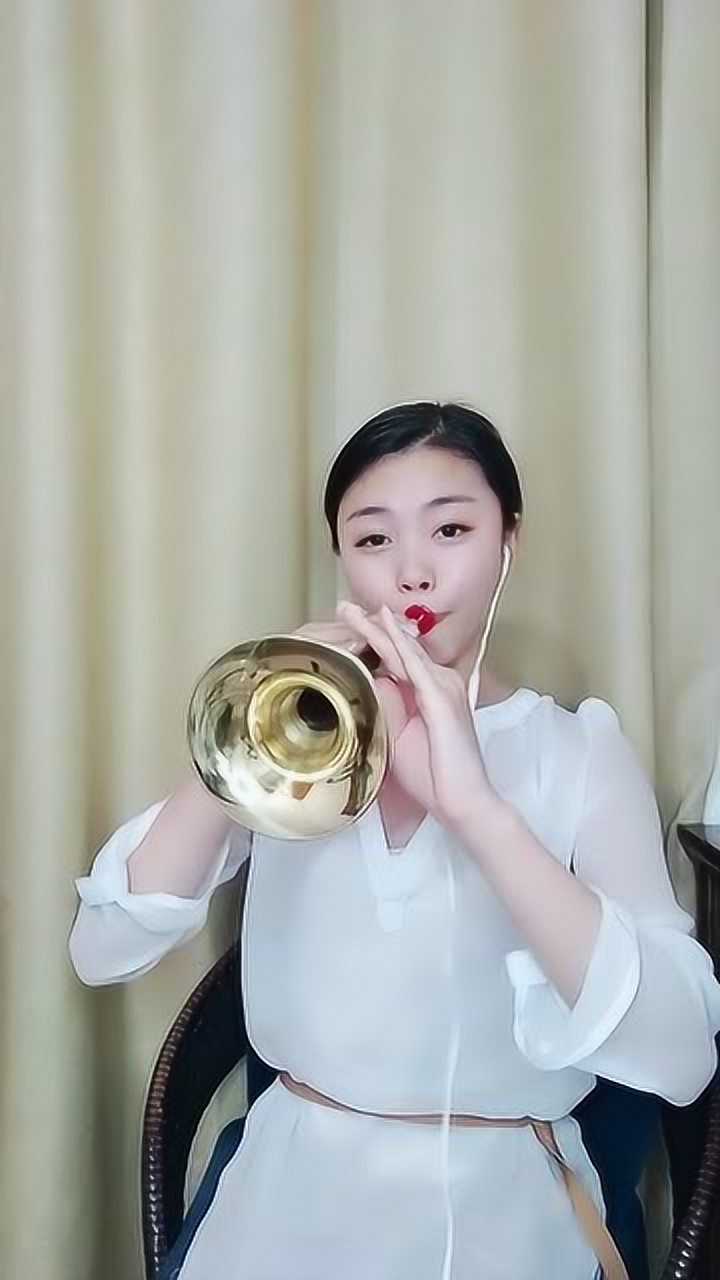 女歌手唢呐吹奏喜庆的曲子金龙火凤喜庆的乐曲十分经典