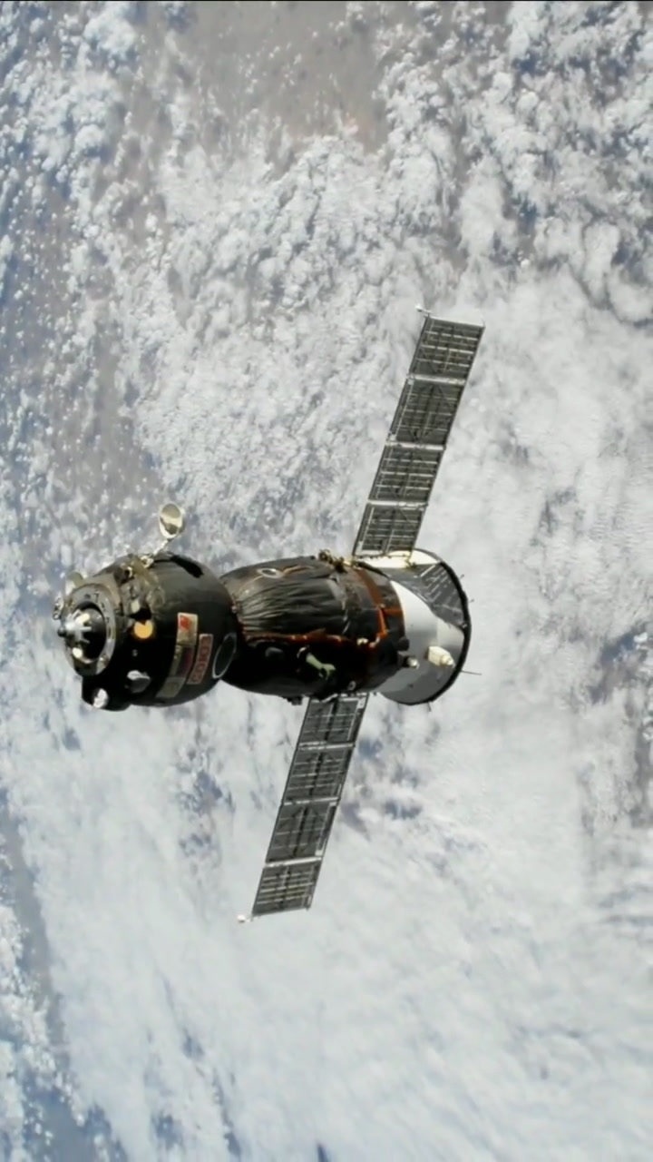 宇航员乘坐飞船回地球